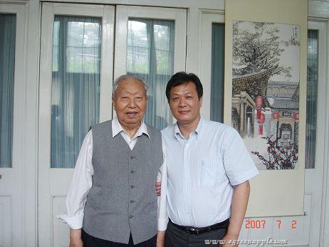 2007青苹果董事长唐五一看望华国锋主席
