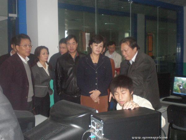20081107甘霖副省长一行参观青苹果