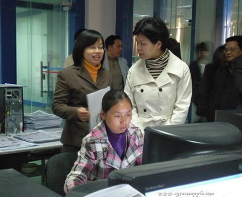 20081202长沙市开福区书记张迎春视察青苹果