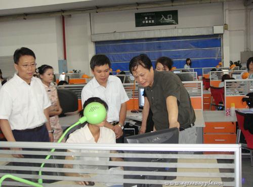 2009年省商务厅刘捷在姚永春副市长的陪同下考察青苹果
