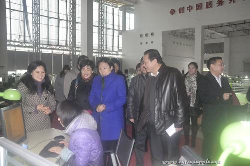 2012年省人大常委副主任、省总工会主席刘莲玉访青