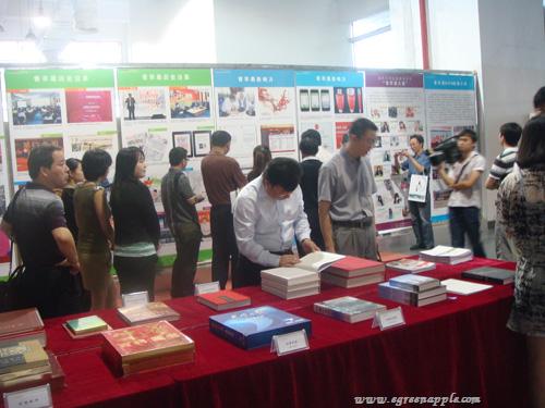 20120519芜湖市长杨敬农，中博会郑州团参观青苹果