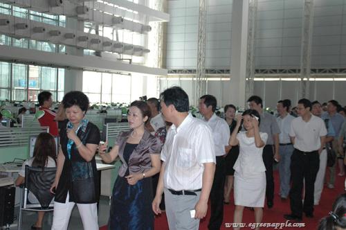 200908省商务厅副厅长刘权考察青苹果