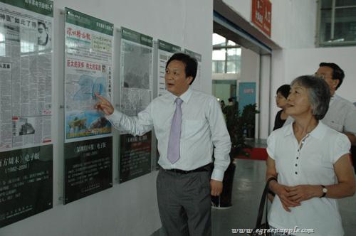 2009年，毛泽东机要秘书张玉凤莅临青苹果