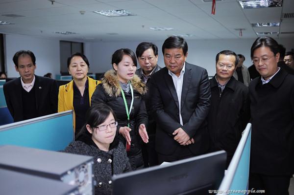 湖南省副省长何报翔视察益阳青苹果