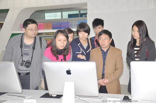 湘潭市档案局局长胡建略一行调研青苹果