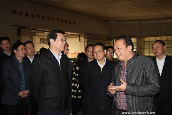 湖南省委副书记、省长杜家毫调研青苹果