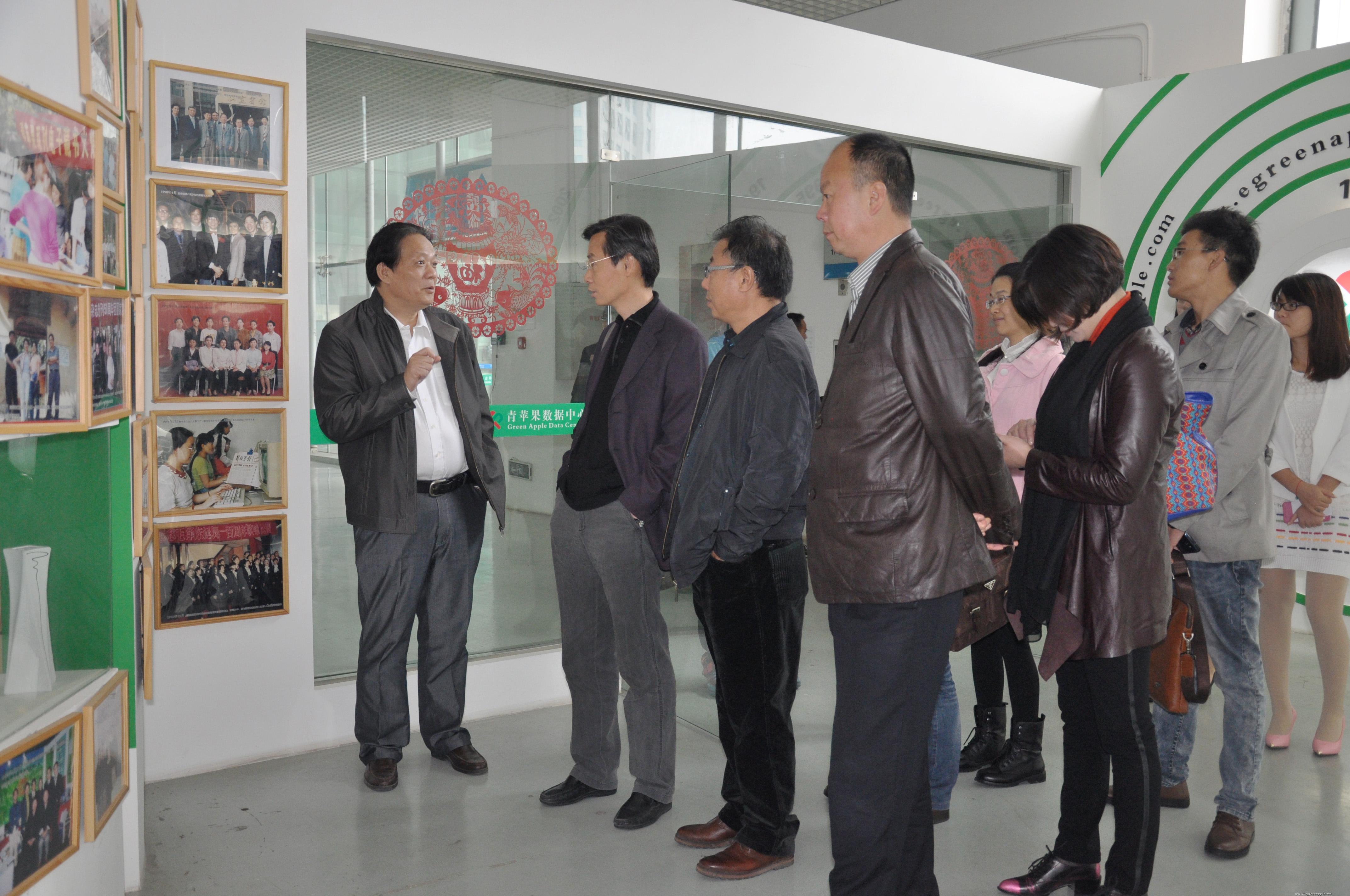 2014年11月6日西藏自治区新闻出版广电局党组成员、副局长许文彤访问青苹果