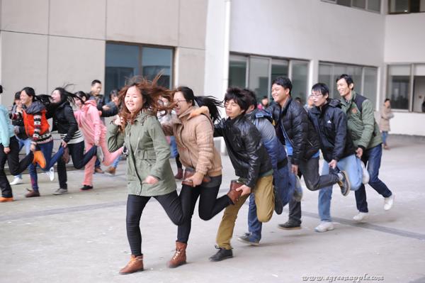青苹果益阳分公司“单腿链条竞跳赛”