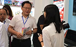 2014年9月18日，武汉刊博会，湖南省新闻出版广电局党组书记、局长朱建纲莅临青苹果展位。
