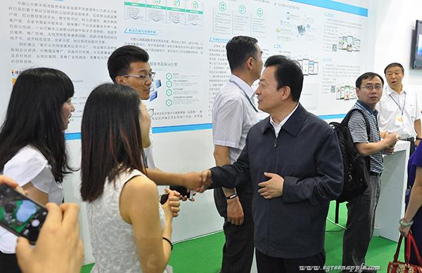 国家新闻出版广电总局副局长孙寿山莅临青苹果文博会展位
