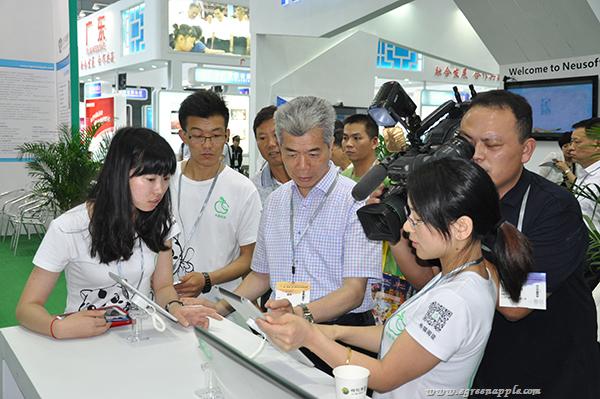 长沙市委常委、宣传部长张湘涛莅临青苹果展位