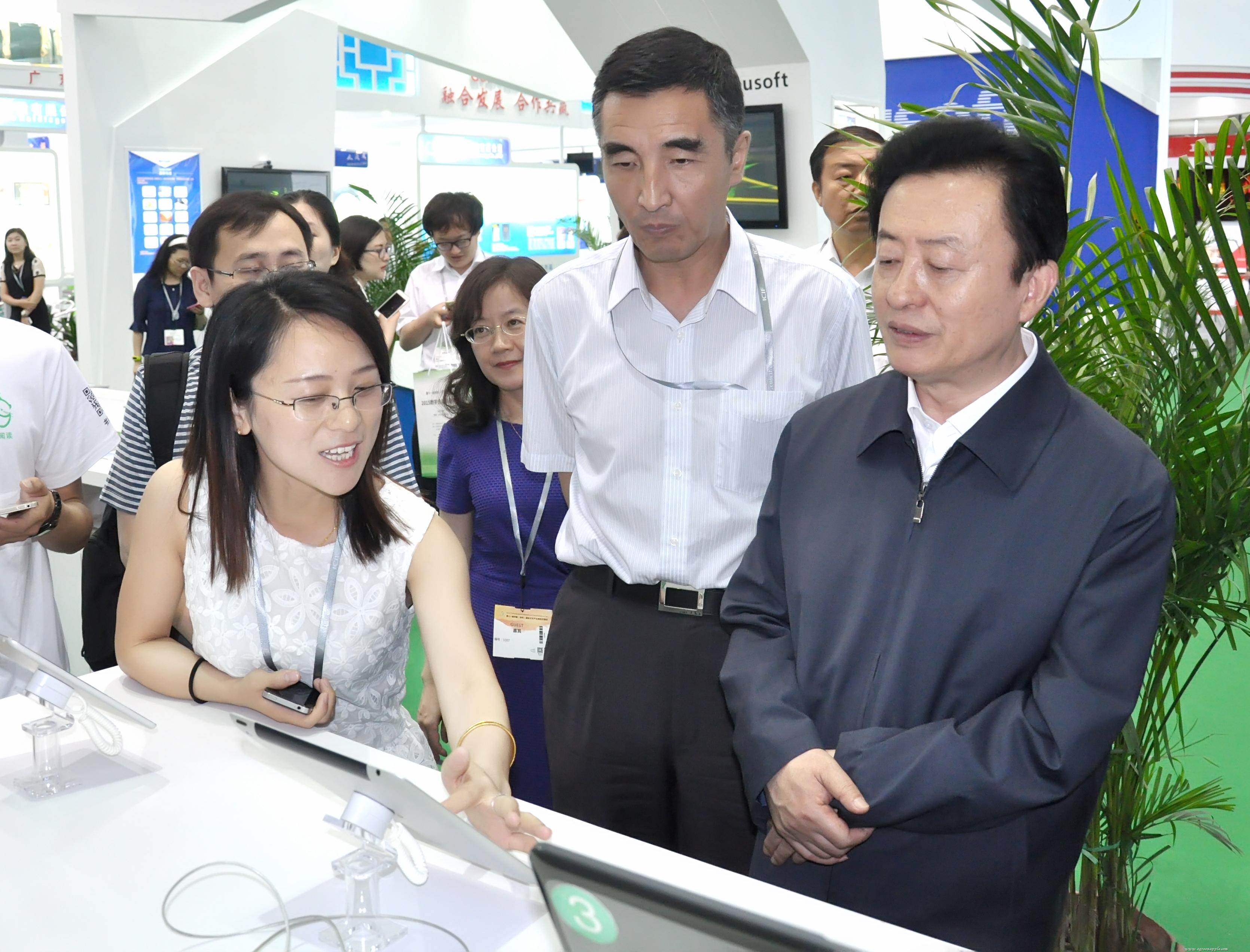 5月14日-18日，国家新闻出版广电总局莅临深圳文博会青苹果展位